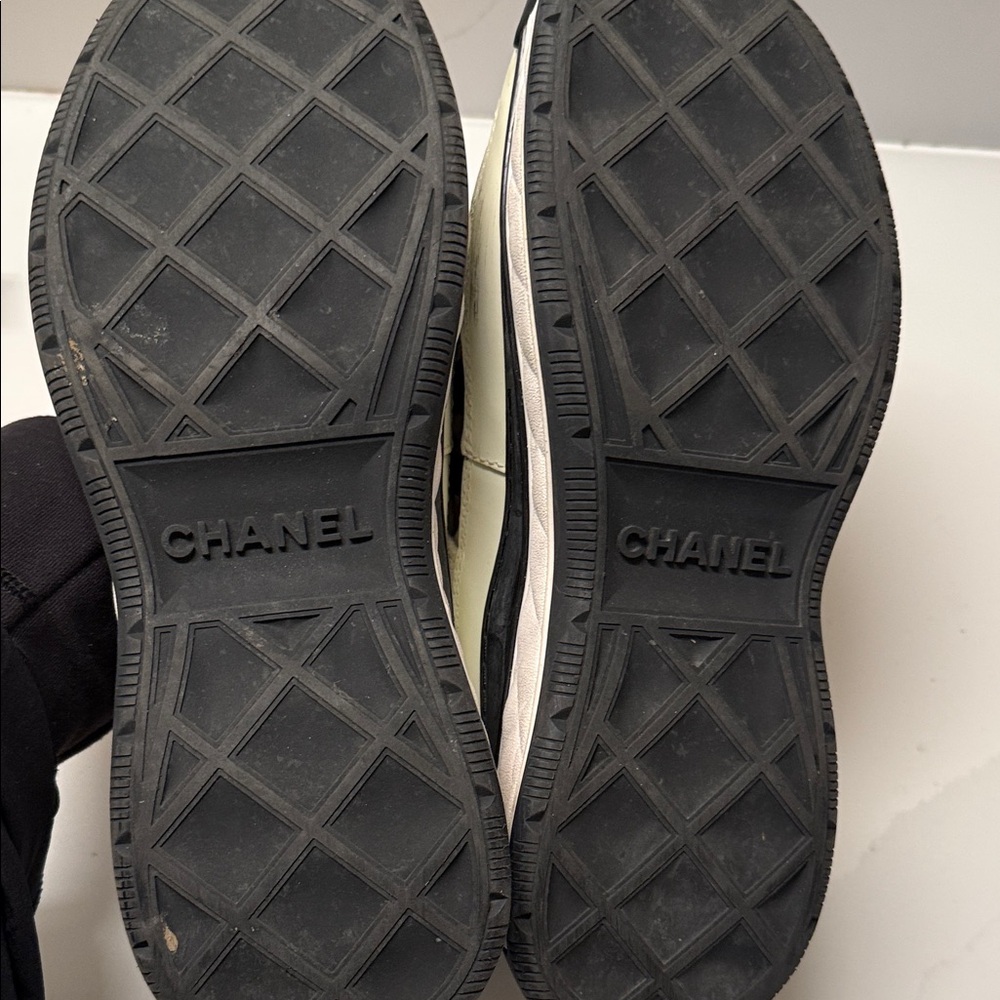 CHANEL Women's Black and Cream Sneakers - Picture 5 of 5